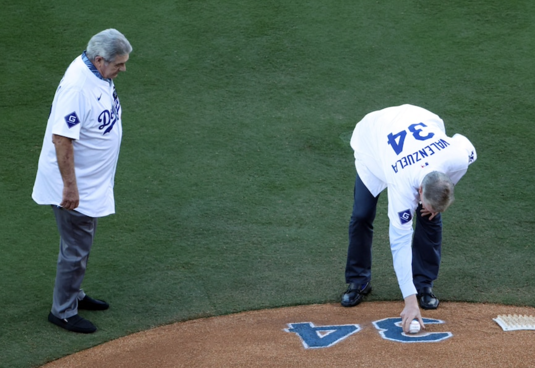 Dodgers dedica emotivo homenaje a Fernando Valenzuela